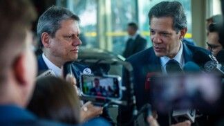 Tarcísio de Freitas e Fernando Haddad conversam durante entrevista