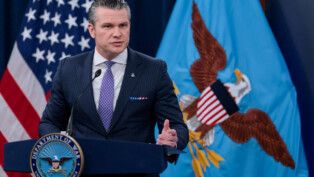 O Secretário de Defesa dos EUA, Pete Hegseth, discursa durante uma reunião com o Chefe do Estado-Maior Conjunto, General Dan Caine (não aparece na foto), em meio ao conflito EUA-Israel com o Irã, no Pentágono, em Washington, D.C.