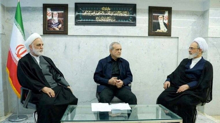 O presidente iraniano Masoud Pezeshkian, Gholam-Hossein Mohseni-Eje'i, chefe do judiciário, e Alireza Arafi, vice-presidente da Assembleia de Peritos, participam da reunião do conselho de liderança interina do Irã em local desconhecido, em meio ao conflito entre os EUA e Israel. (Foto: IRIB/WANA/West Asia News Agency/Divulgação via Reuters)