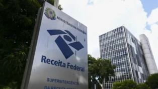 Entrada da sede da Receita Federal