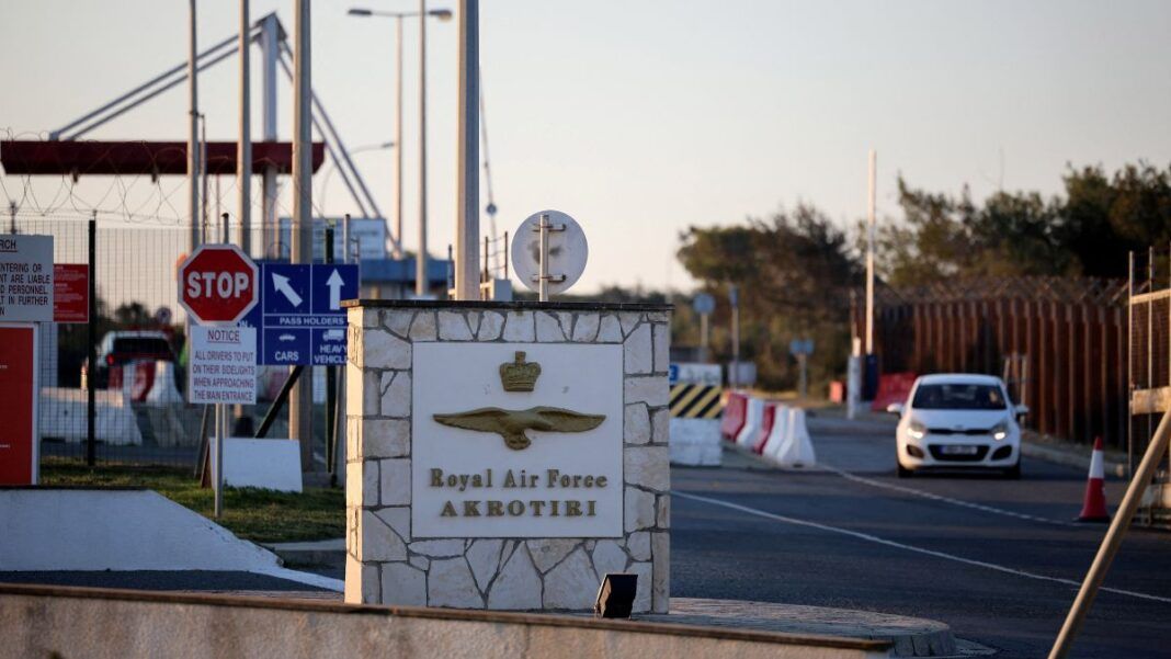 Entrada da base aérea britânica localizada na ilha de Chipre.