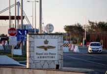 Entrada da base aérea britânica localizada na ilha de Chipre.