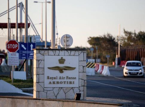 Entrada da base aérea britânica localizada na ilha de Chipre.