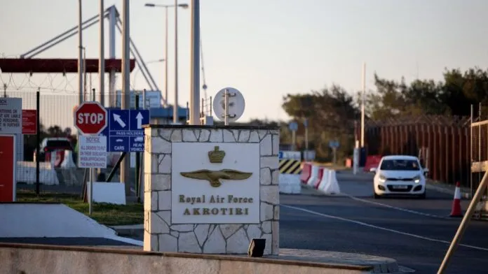 Entrada da base aérea britânica localizada na ilha de Chipre.