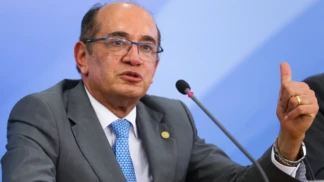 Gilmar Mendes fala ao microfone