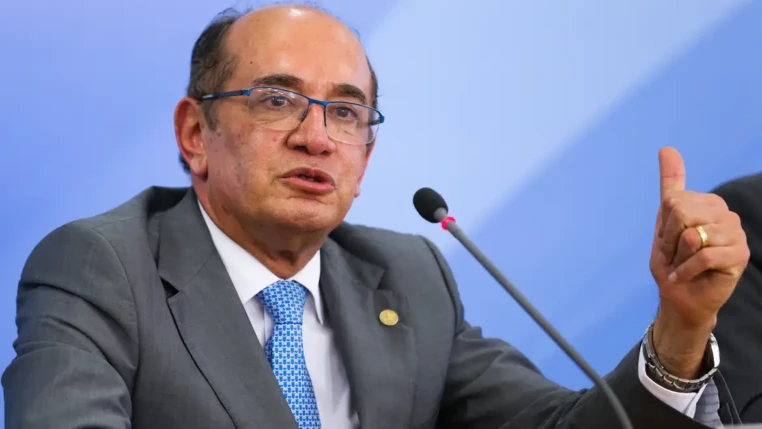 Gilmar Mendes fala ao microfone