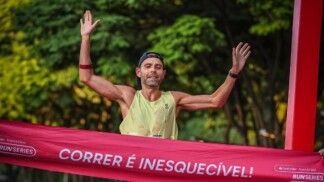 De boné, João Paulo Barnewitz chega ao fim de uma maratona