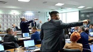 Parlamentares discutem durante as definições finais da CPMI