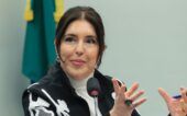 Simone Tebet fala ao microfone em sessão no Congresso