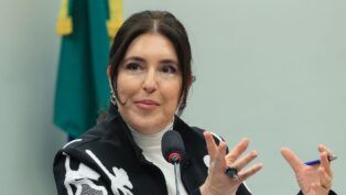 Simone Tebet fala ao microfone em sessão no Congresso