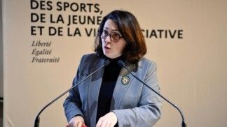 Marina Ferrari, ministra dos Esportes da França, fala ao microfone durante evento