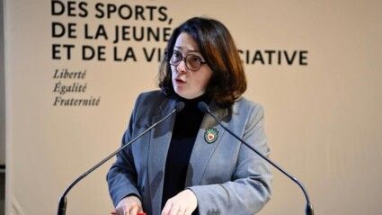 Marina Ferrari, ministra dos Esportes da França, fala ao microfone durante evento