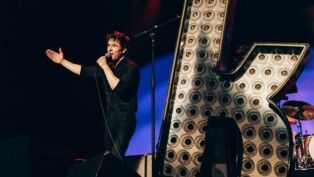 Vocalista da banda The Killers canta durante show