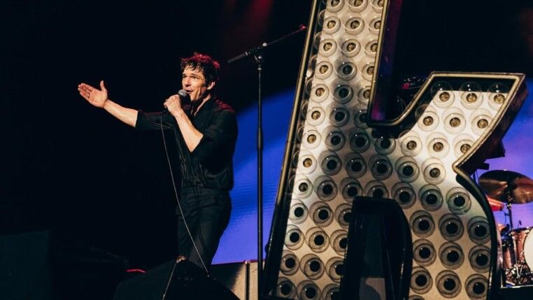 Vocalista da banda The Killers canta durante show