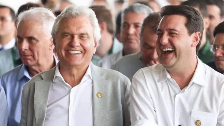 Ronaldo Caiado e Ratinho Jr. sorriem sentados lado a lado