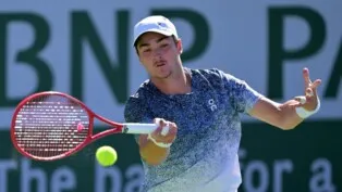 João Fonseca acerta a bolinha durante jogo em Indian Wells