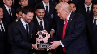 O presidente dos EUA, Donald Trump, recebe uma bola de futebol cravejada de joias e autografada do capitão do Inter Miami CF, Lionel Messi, no mesmo dia em que homenageia os jogadores e dirigentes do Inter Miami CF, atual campeão da Major League Soccer (MLS), em um evento no Salão Leste da Casa Branca, em Washington. (Foto: Jonathan Ernst/Reuters)