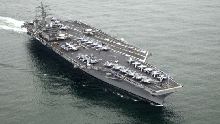 Porta-aviões USS Nimitz no mar