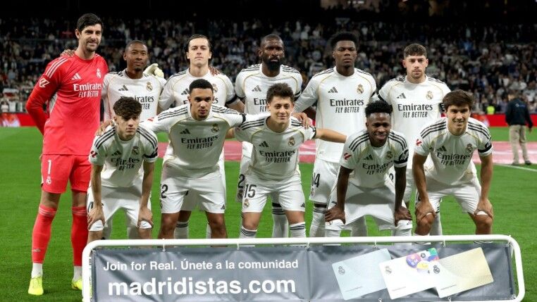 Jogadores do Real Madrid posam para foto antes da partida
