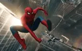 Homem-Aranha solta sua teia enquanto voa sobre prédios