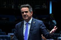 Senador Ciro Nogueira fala ao microfone durante sessão no Senado