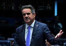 Senador Ciro Nogueira fala ao microfone durante sessão no Senado