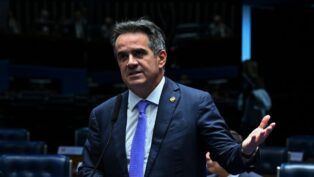 Senador Ciro Nogueira fala ao microfone durante sessão no Senado