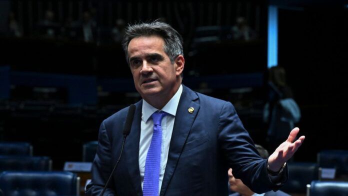 Senador Ciro Nogueira fala ao microfone durante sessão no Senado