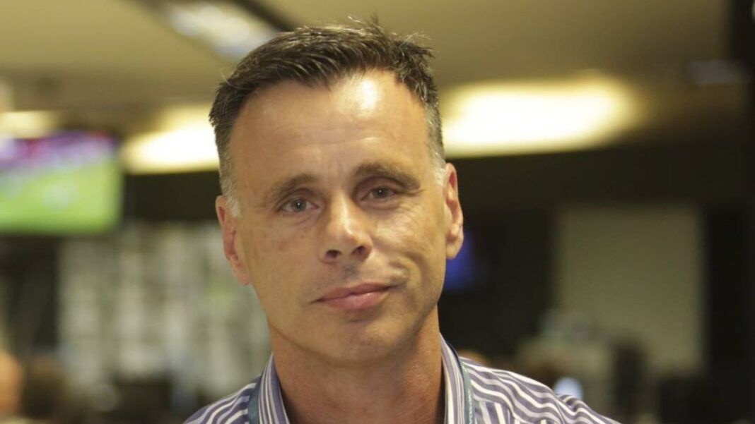 O jornalista Lauro Jardim posa para foto na redação do jornal O Globo