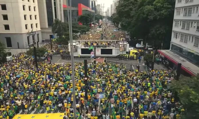 Manifestação na Paulista reúne oposição a Lula e STF e marca estreia de Flávio Bolsonaro como pré-candidato