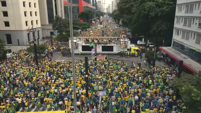 Manifestação na Paulista reúne oposição a Lula e STF e marca estreia de Flávio Bolsonaro como pré-candidato