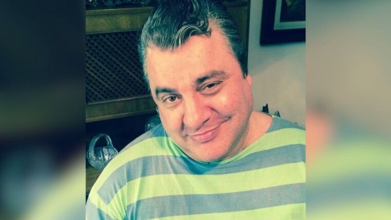 O ator Gerson Brenner sorri em foto antiga