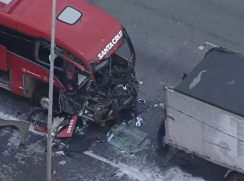 Colisão entre ônibus e carreta mata motorista e deixa feridos na Rodovia Fernão Dias