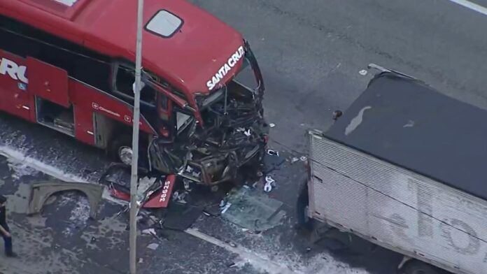Colisão entre ônibus e carreta mata motorista e deixa feridos na Rodovia Fernão Dias