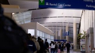 Viajantes aguardam nas filas de inspeção da Administração de Segurança no Transporte (TSA) no Aeroporto Internacional de San Antonio, no Texas (EUA)