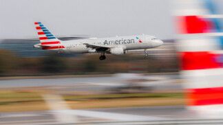 Um voo da American Airlines aterrissa no Aeroporto Nacional Ronald Reagan de Washington, em Arlington. (Foto: Nathan Howard/Reuters/File Photo)