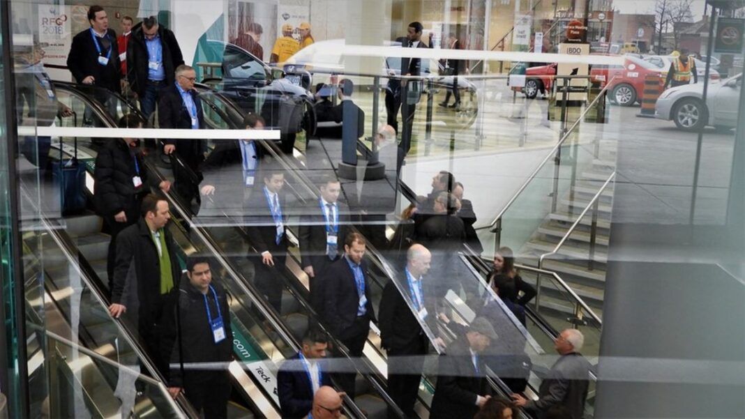 executivos de terno em escada rolante