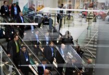 executivos de terno em escada rolante