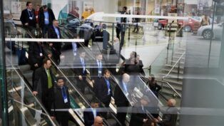 executivos de terno em escada rolante