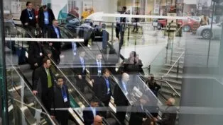 executivos de terno em escada rolante