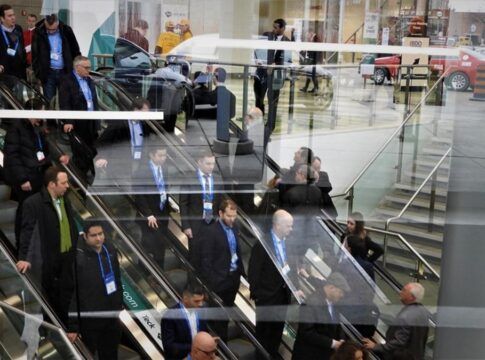 executivos de terno em escada rolante