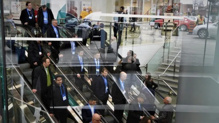 executivos de terno em escada rolante