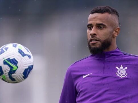 Sem negociações para sair, Alex Santana seguirá no Corinthians por pelo menos mais seis meses