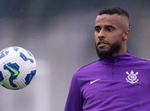 Sem negociações para sair, Alex Santana seguirá no Corinthians por pelo menos mais seis meses