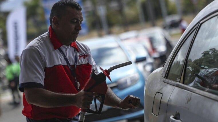 Marcelo Camargo/Agência Brasil Economia Brasília (DF), 06/06/2024 - Consumidores fazem fila em posto de combustíveis durante o Dia Livre de Impostos