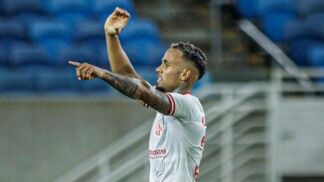 Cassiano marcou os dois gols da vitória do América-RN sobre o Maranhão