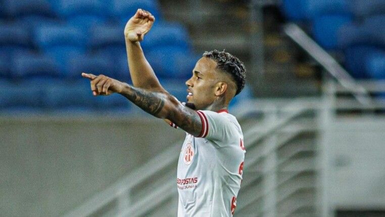 Cassiano marcou os dois gols da vitória do América-RN sobre o Maranhão