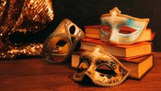 Máscaras azuis e douradas com livros vintage e tecidos de lanternas brilhantes
