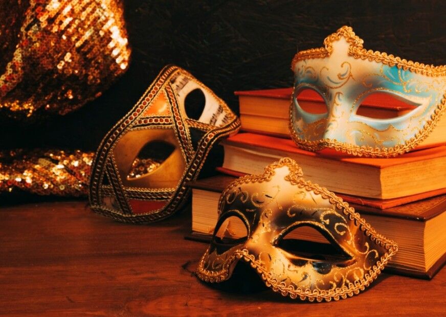 Máscaras azuis e douradas com livros vintage e tecidos de lanternas brilhantes