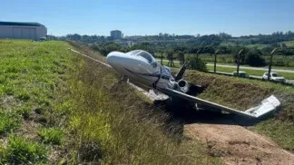 Avião colide com barranco no aeroporto de Jundiaí